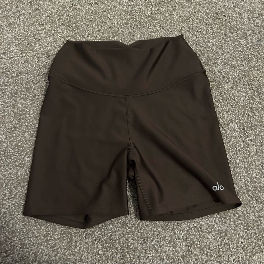 Alo Yoga: 5” Airlift Short in Espresso